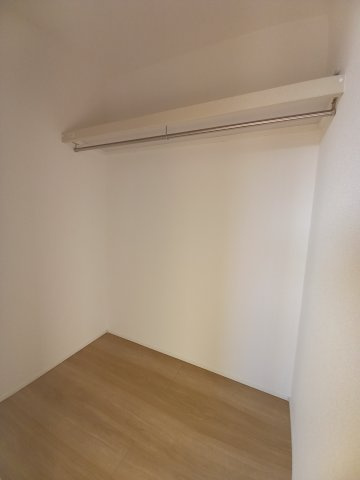 ◇泉町下川　3期　全5棟　1号棟　新生活応援キャンペーン実施中◇の収納|同施工◆収納スペースの写真です◆　衣類やカバンなどたっぷりと収納可能です！生活感のあるものを隠して置けるからお部屋をスッキリと見せやすいです。

