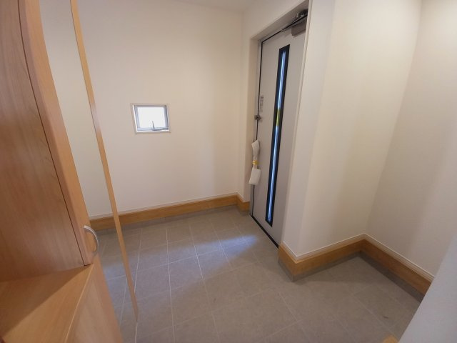 ◇泉町下川　3期　全5棟　1号棟　新生活応援キャンペーン実施中◇の玄関|同施工◆玄関の写真です◆
玄関ホールにシューズクロークがあると、靴だけでなくベビーカーや自転車、アウトドア用品などもしまうことができて便利です！ご家族が多くてもスッキリキレイに収納できますね♪

