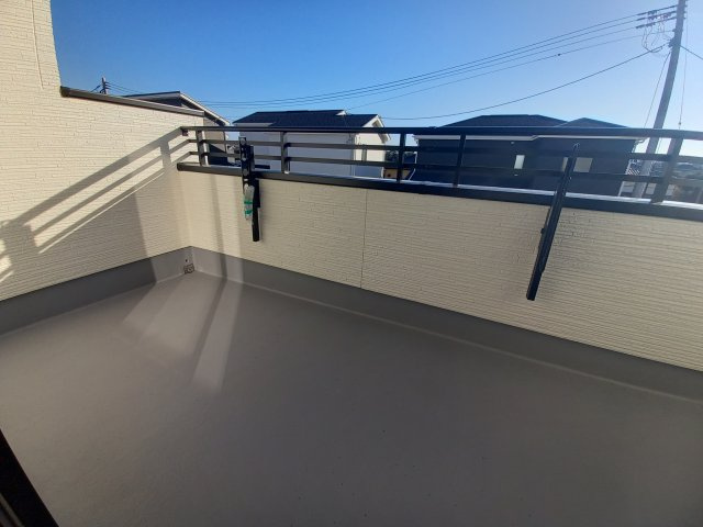 ◇泉町下川　3期　全5棟　1号棟　新生活応援キャンペーン実施中◇の玄関|同施工◆玄関の写真です◆
お洒落な玄関は気分が良いですね♪広々とした玄関になっております。　ご両親やお友達が来ても、靴の置き場に困ることはありません。収納力たっぷりで、整理整頓も楽ちんですね。


