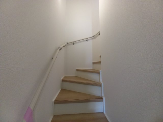 ◇泉町下川　3期　全5棟　1号棟　新生活応援キャンペーン実施中◇の内装|同施工◆階段の写真です◆　
階段は家族がほぼ毎日通る動線の為、安全上の配慮が必要です！
階段は手すり付きなので、小さなお子様からご年配の方まで安心ですね♪



