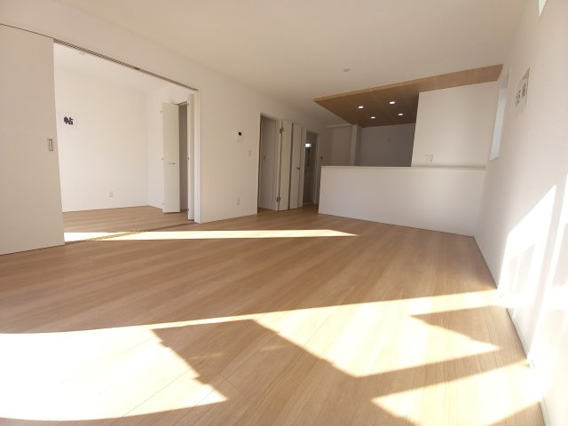 ◇泉町下川　3期　全5棟　1号棟　新生活応援キャンペーン実施中◇の居間・リビング|同施工◆居室の写真です◆　柔らかい陽光が差し込む明るいお部屋を演出☆　使い勝手の良い間取りなので、ご家族の状況の変化にも耐えられますね。


