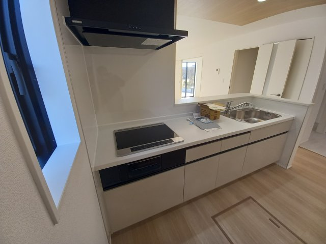 ◇泉町下川　3期　全5棟　1号棟　新生活応援キャンペーン実施中◇のキッチン|同施工◆キッチンの写真です◆　目の前にリビングが広がる対面キッチンを採用、キッチンからリビング全体を見渡せる子育て中のご家族にも嬉しい造りです！キッチンでお料理をお楽しみください♪
