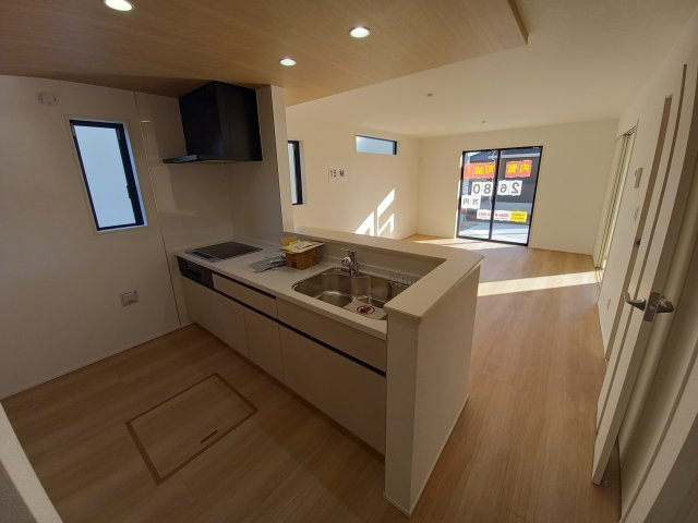 ◇泉町下川　3期　全5棟　1号棟　新生活応援キャンペーン実施中◇のキッチン|同施工◆キッチンの写真です◆お料理しながらご家族とコミュニケーションをとれる人気のプランです。料理中でもお子様がリビングやダイニングで遊んでいる姿が見えます。