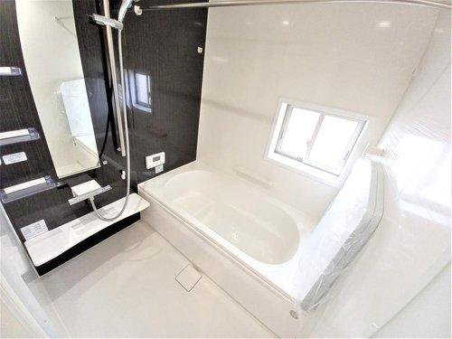 ◆新生活応援キャンペーン中！　小名浜林城　1号棟　オール電化新築建売住宅☆・。の浴室|同施工：ユニットバスの写真です。　毎日の疲れを癒す広々とした浴室は、足を伸ばしてゆっくりとくつろげます♪　音楽を聴いたり、自分だけの特別な時間に・・・♪半身浴にピッタリですね♪