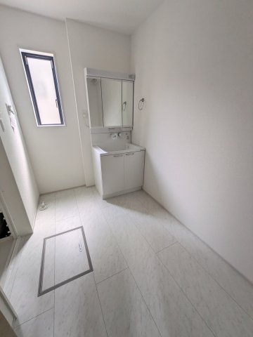 ◆新生活応援キャンペーン中！　小名浜林城　1号棟　オール電化新築建売住宅☆・。の独立洗面台|同施工：洗面所の写真です。使い勝手の良い洗面台は、奥様の身支度の時間も楽しくなりそうですね。　すっきりと使えるように収納も豊富にご用意しています。