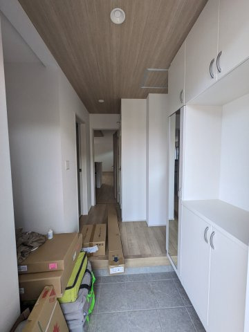 ◆新生活応援キャンペーン中！　小名浜林城　1号棟　オール電化新築建売住宅☆・。の玄関|同施工：玄関の写真です。お洒落な玄関からの外出は気分が良いですね♪　大容量のシューズボックス付き。散らかりがちな玄関もスッキリ収納！