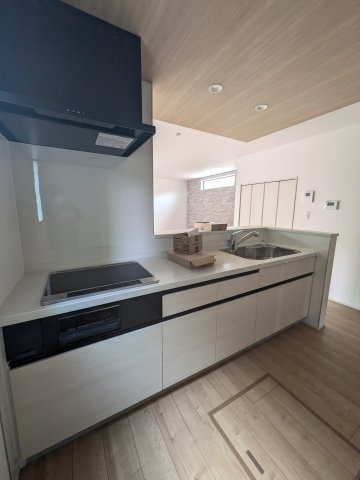 ◆新生活応援キャンペーン中！　小名浜林城　1号棟　オール電化新築建売住宅☆・。のキッチン|同施工：システムキッチンは見た目スッキリなのに収納力たっぷりです♪さらに床下収納もあります。　また、リビングの様子を見ながらお料理出来ます。