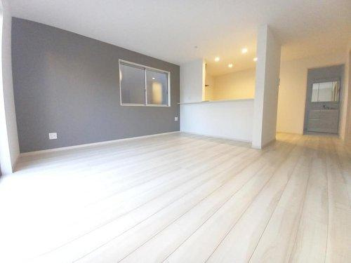 ◆新生活応援キャンペーン中！　小名浜林城　1号棟　オール電化新築建売住宅☆・。の居間・リビング|同施工━　リビングの写真です ━　家族団らんの時間が増えそうなリビングですね。　低ホルムアルデヒド仕様の健康に配慮したフローリングとなっています。