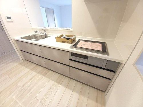 ◆新生活応援キャンペーン中！　小名浜林城　1号棟　オール電化新築建売住宅☆・。のキッチン|同施工：キッチンの写真です。対面式キッチンは、家族の会話が途切れませんね♪　デザイン性と機能性を兼ね備えたキッチンは、リビングスペースとの一体感が生まれ、広々空間を演出してくれます。