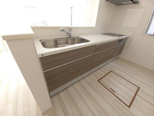 ◆新生活応援キャンペーン中！　小名浜林城　1号棟　オール電化新築建売住宅☆・。のキッチン|同施工：システムキッチンは見た目スッキリなのに収納力たっぷりです♪さらに床下収納もあります。　また、リビングの様子を見ながらお料理出来ます。