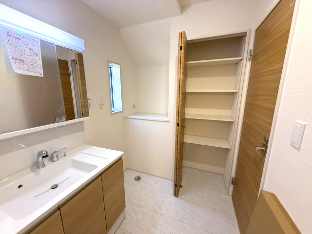 ブルーミングガーデン前橋市江田町　１号棟　のトイレ|1階トイレです。清潔感のある白を基調としています。
温水洗浄・便座暖房機能の付いた快適なトイレです☆