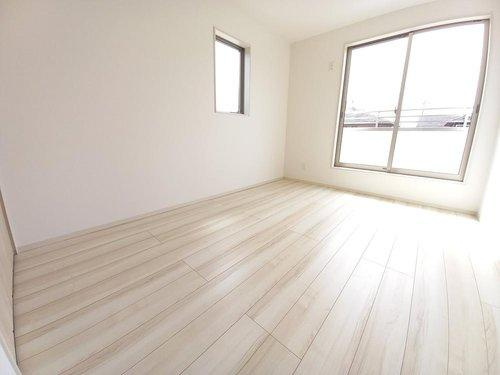 ◇【小名浜大原　12期】　2号棟　☆新生活応援キャンペーン中☆　　泉駅まで車で10分◇の前面道路含む現地写真|同施工：居室の写真です。子供部屋としても、寝室としても、どんなインテリアにしようか…選ぶ楽しみが増えますね♪　　
全室2面採光につきたっぷりの陽光と心地よい風が舞い込みます。