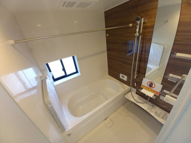 ◇泉町下川　3期　全5棟　3号棟　ご成約にて豪華プレゼントキャンペーン中◇の浴室|◆ユニットバスの写真です◆　毎日の疲れを癒す広々とした浴室は、足を伸ばしてゆっくりとくつろげます♪　好きな音楽を聴いたり、動画を見たり、半身浴をして　自分だけの癒し時間が楽しめますね！

