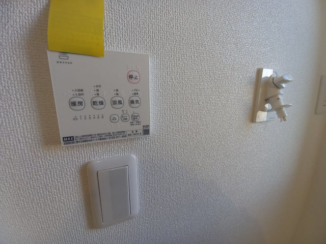 ◇泉町下川　3期　全5棟　3号棟　ご成約にて豪華プレゼントキャンペーン中◇の浴室|同施工◆ユニットバスの写真です◆　フルオート機能で、時間帯を気にせず、家族全員が暖かい湯船に浸かることができます。　一日の疲れを癒してくれそうですね♪

