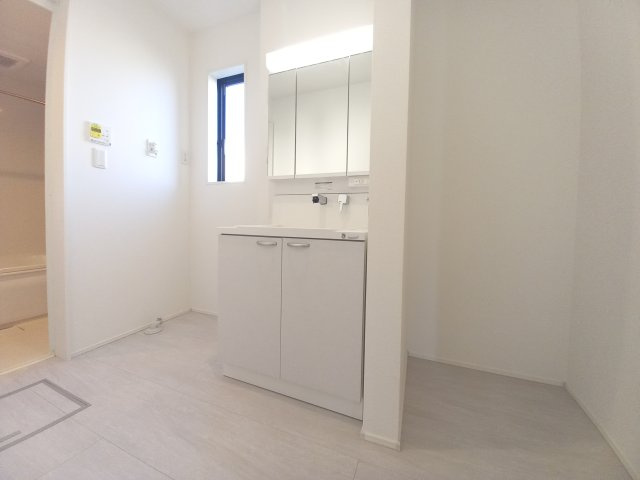 ◇泉町下川　3期　全5棟　3号棟　ご成約にて豪華プレゼントキャンペーン中◇の独立洗面台|同施工◆洗面所の写真です◆　洗面台は朝をすっきりさせてくれる空間としては大切な空間です。バタバタしている忙しい朝でも収納が多い洗面台では短い時間で効率良く支度ができます。

