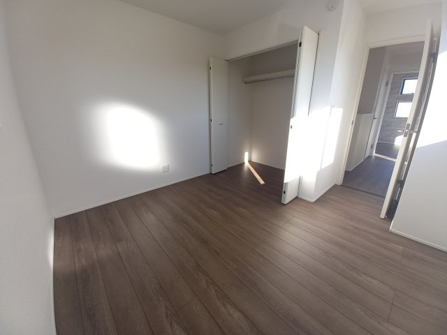 ◇泉町下川　3期　全5棟　3号棟　ご成約にて豪華プレゼントキャンペーン中◇の洋室|同施工◆居室の写真です◆　寝室以外にも、趣味のお部屋にもお使いいただけます♪　子供部屋や主寝室などお部屋の使い分けができ、家族で暮らしやすいです！

