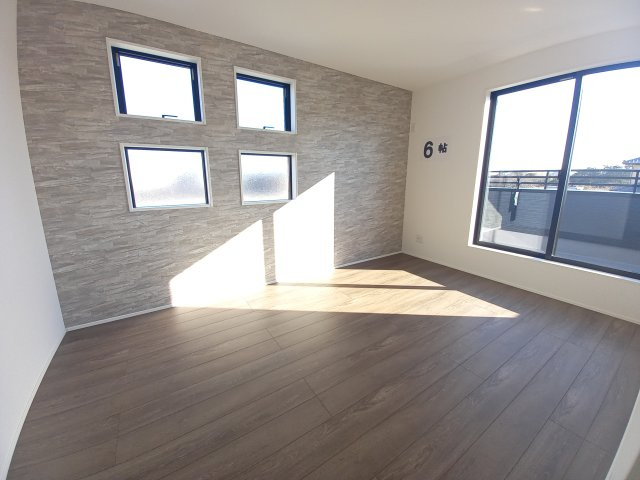 ◇泉町下川　3期　全5棟　3号棟　ご成約にて豪華プレゼントキャンペーン中◇の居間・リビング|◆居室の写真です◆　柔らかい陽光が差し込む明るいお部屋を演出いたします♪　寝室にも、子供部屋にも、趣味のお部屋にもお使いいただけます♪

