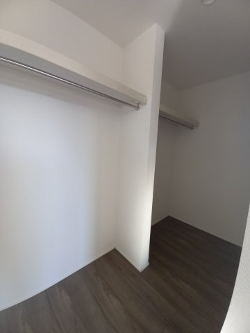 ◇泉町下川　3期　全5棟　3号棟　ご成約にて豪華プレゼントキャンペーン中◇の収納|◆収納スペースの写真です◆　衣類やカバンなどたっぷりと収納可能です！生活感のあるものを隠して置けるからお部屋をスッキリと見せやすいです。





