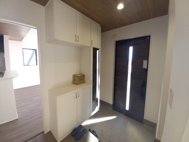 ◇泉町下川　3期　全5棟　3号棟　ご成約にて豪華プレゼントキャンペーン中◇の玄関|◆玄関の写真です◆
玄関ホールにシューズクロークがあると、靴だけでなくベビーカーや自転車、アウトドア用品などもしまうことができて便利です！ご家族が多くてもスッキリキレイに収納できますね♪

