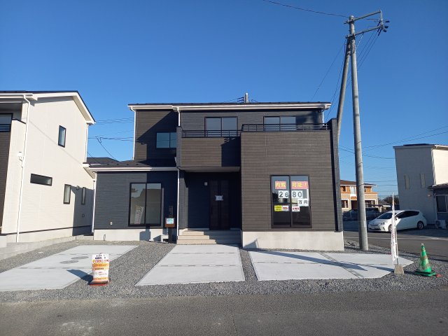 ◇泉町下川　3期　全5棟　3号棟　ご成約にて豪華プレゼントキャンペーン中◇の玄関|同施工◆玄関の写真です◆
お洒落な玄関は気分が良いですね♪広々とした玄関になっております。　ご両親やお友達が来ても、靴の置き場に困ることはありません。収納力たっぷりで、整理整頓も楽ちんですね。


