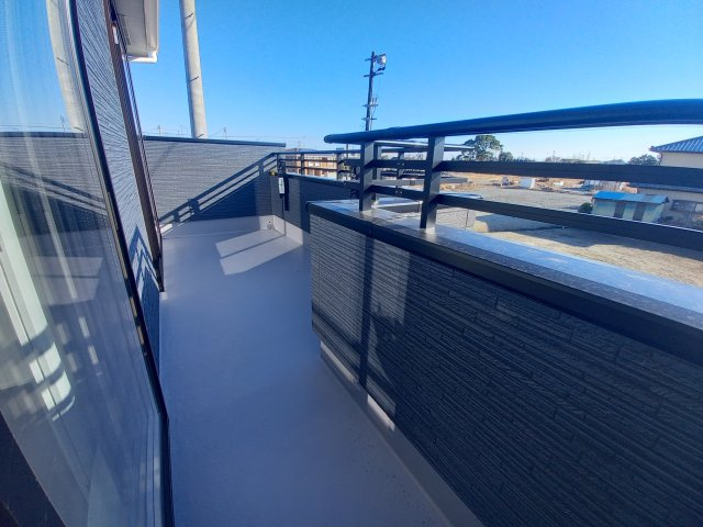 ◇泉町下川　3期　全5棟　3号棟　ご成約にて豪華プレゼントキャンペーン中◇のバルコニー|◆バルコニーの写真です◆　
洗濯物から布団まで一度にたくさん干せて便利です♪
眺めのよいバルコニーで、あなただけのリラックスタイムを☆
