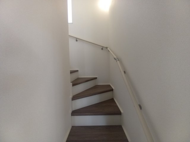 ◇泉町下川　3期　全5棟　3号棟　ご成約にて豪華プレゼントキャンペーン中◇の内装|◆階段の写真です◆　
階段は家族がほぼ毎日通る動線の為、安全上の配慮が必要です！
階段は手すり付きなので、小さなお子様からご年配の方まで安心ですね♪



