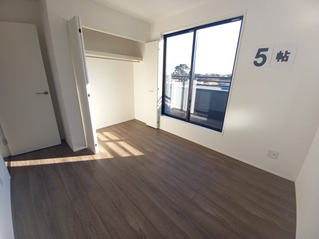 ◇泉町下川　3期　全5棟　3号棟　ご成約にて豪華プレゼントキャンペーン中◇の洋室|◆居室の写真です◆　木の温もりがナチュラルでくつろげる空間ですね♪　子供部屋としても、寝室としても、どんなインテリアにしようか…選ぶ楽しみが増えますね♪