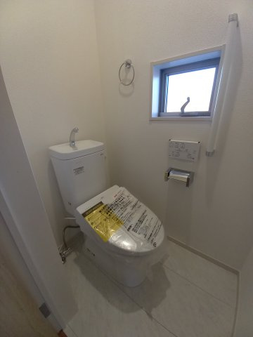 ◇泉町下川　3期　全5棟　3号棟　ご成約にて豪華プレゼントキャンペーン中◇のトイレ|◆トイレの写真です◆
便器にフチがないので汚れが隠れて見えない部分がありません。 お手入れがとってもラクラクです♪　一階、二階にそれぞれトイレがございますので、ご家族の多い方でも安心ですね♪

