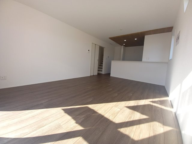 ◇泉町下川　3期　全5棟　3号棟　ご成約にて豪華プレゼントキャンペーン中◇の居間・リビング|◆居室の写真です◆　日当たり良好の居室は気持ちが良いですね。　家族構成によって色んなアレンジを加えられます♪それぞれにプライベートなスペースを持ち、子どもたちの成長も見守ることができますね。

