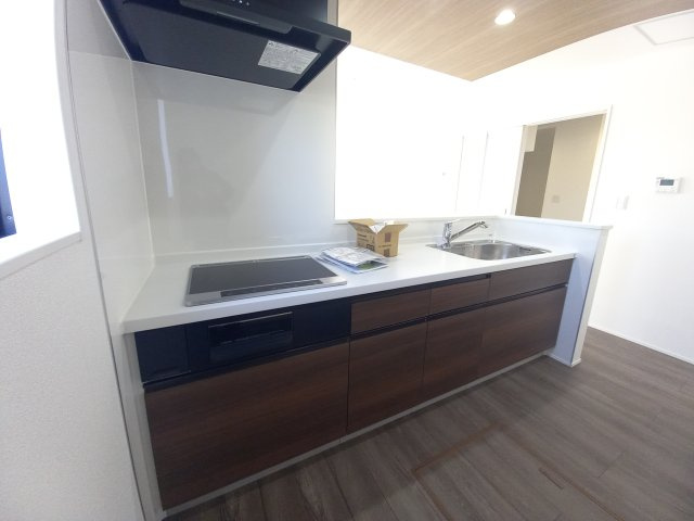 ◇泉町下川　3期　全5棟　3号棟　ご成約にて豪華プレゼントキャンペーン中◇のキッチン|◆キッチンの写真です◆　目の前にリビングが広がる対面キッチンを採用、キッチンからリビング全体を見渡せる子育て中のご家族にも嬉しい造りです！キッチンでお料理をお楽しみください♪
