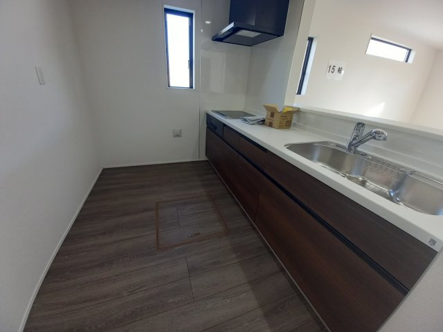 ◇泉町下川　3期　全5棟　3号棟　ご成約にて豪華プレゼントキャンペーン中◇のキッチン|同施工◆キッチンの写真です◆　使い勝手の良いシステムキッチン！
家族の笑顔を見ながらするお料理は対面キッチンの特権ですね！
お料理しやすいキッチンです♪