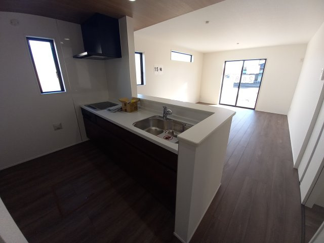 ◇泉町下川　3期　全5棟　3号棟　ご成約にて豪華プレゼントキャンペーン中◇のキッチン|◆キッチンの写真です◆お料理しながらご家族とコミュニケーションをとれる人気のプランです。料理中でもお子様がリビングやダイニングで遊んでいる姿が見えます。