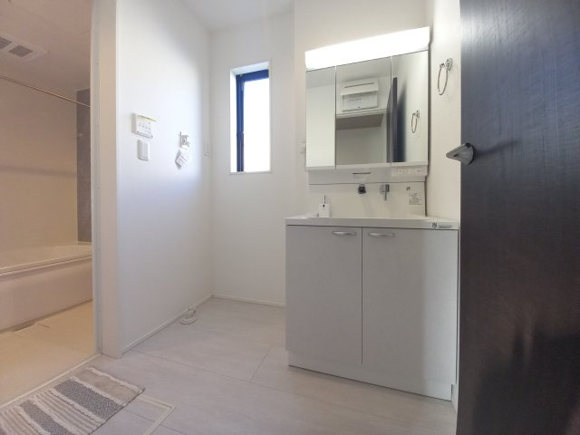 ◇泉町下川　3期　全5棟　4号棟　◇お子様がいる家庭にオススメな物件です☆の浴室|同施工◆ユニットバスの写真です◆　毎日の疲れを癒す広々とした浴室は、足を伸ばしてゆっくりとくつろげます♪　好きな音楽を聴いたり、動画を見たり、半身浴をして　自分だけの癒し時間が楽しめますね！

