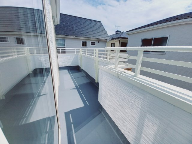 ◇泉町下川　3期　全5棟　4号棟　◇お子様がいる家庭にオススメな物件です☆の玄関|同施工◆玄関の写真です◆
玄関ホールにシューズクロークがあると、靴だけでなくベビーカーや自転車、アウトドア用品などもしまうことができて便利です！ご家族が多くてもスッキリキレイに収納できますね♪

