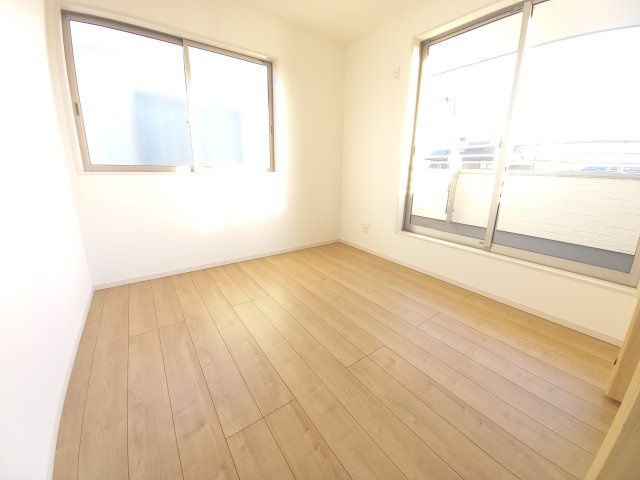 ◇泉町下川　3期　全5棟　4号棟　◇お子様がいる家庭にオススメな物件です☆の内装|同施工◆階段の写真です◆　窓から日が差して足元がしっかり確認できますね♪
さりげなく光があふれ、階段全体を柔らかく照らしています。



