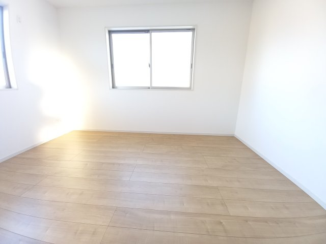 ◇泉町下川　3期　全5棟　4号棟　◇お子様がいる家庭にオススメな物件です☆のバルコニー|同施工◆バルコニーの写真です◆　日当たりも良く、屋根もしっかりありますのでお洗濯も快適です。急な雨が降っても安心です。お天気に左右されずに外出出来るのは嬉しいですね！