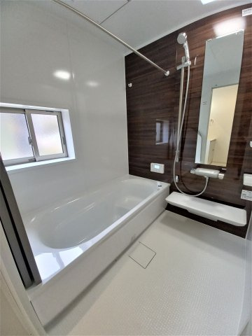 ◇泉町下川　3期　全5棟　4号棟　◇お子様がいる家庭にオススメな物件です☆の前面道路含む現地写真|同施工◆現地写真です◆
休日は家族みんなで夢のマイホーム探しに出かけてみませんか！（＾＾）♪
お問い合わせは不動産プラスまで☆

