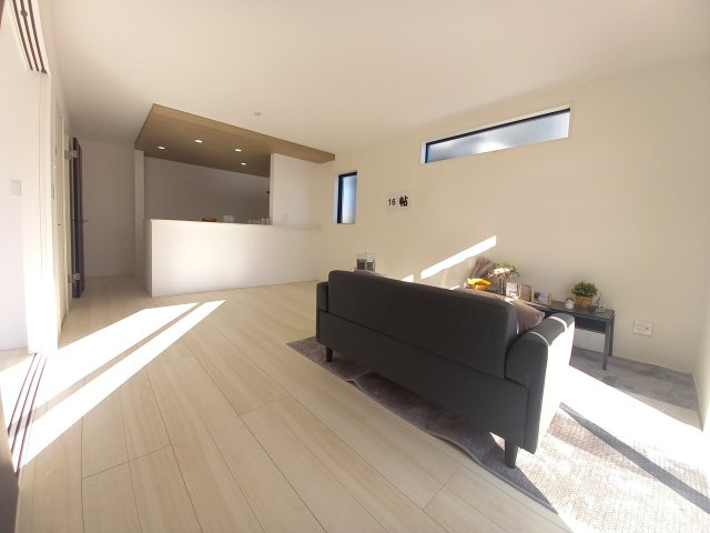 ◇泉町下川　3期　全5棟　4号棟　◇お子様がいる家庭にオススメな物件です☆のキッチン|同施工◆キッチンの写真です◆　目の前にリビングが広がる対面キッチンを採用、キッチンからリビング全体を見渡せる子育て中のご家族にも嬉しい造りです！キッチンでお料理をお楽しみください♪
