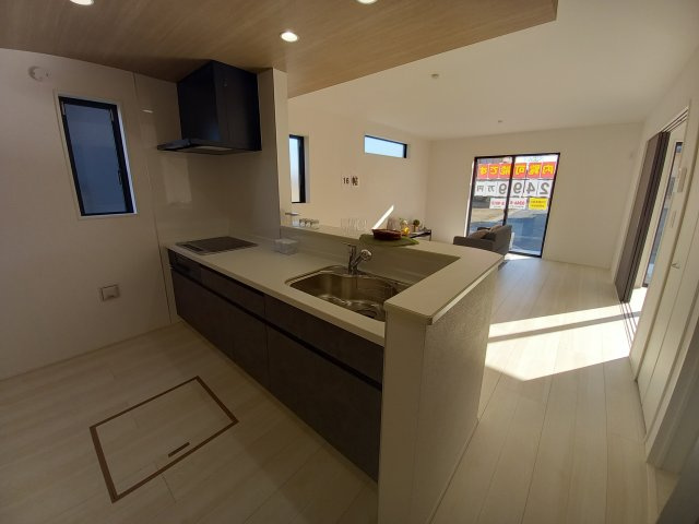 ◇泉町下川　3期　全5棟　4号棟　◇お子様がいる家庭にオススメな物件です☆のキッチン|同施工◆キッチンの写真です◆お料理しながらご家族とコミュニケーションをとれる人気のプランです。料理中でもお子様がリビングやダイニングで遊んでいる姿が見えます。