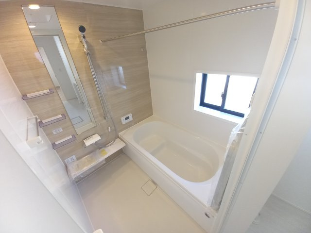 ◇泉町下川　3期　全5棟　5号棟　効率と利便性を意識した家事動線で過ごしやすい間取り♪の浴室|同施工◆ユニットバスの写真です◆　毎日の疲れを癒す広々とした浴室は、足を伸ばしてゆっくりとくつろげます♪　好きな音楽を聴いたり、動画を見たり、半身浴をして　自分だけの癒し時間が楽しめますね！

