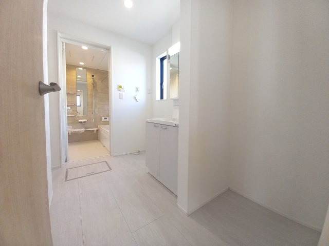 ◇泉町下川　3期　全5棟　5号棟　効率と利便性を意識した家事動線で過ごしやすい間取り♪の独立洗面台|◆洗面所の写真です◆　洗面台は朝をすっきりさせてくれる空間としては大切な空間です。バタバタしている忙しい朝でも収納が多い洗面台では短い時間で効率良く支度ができます。

