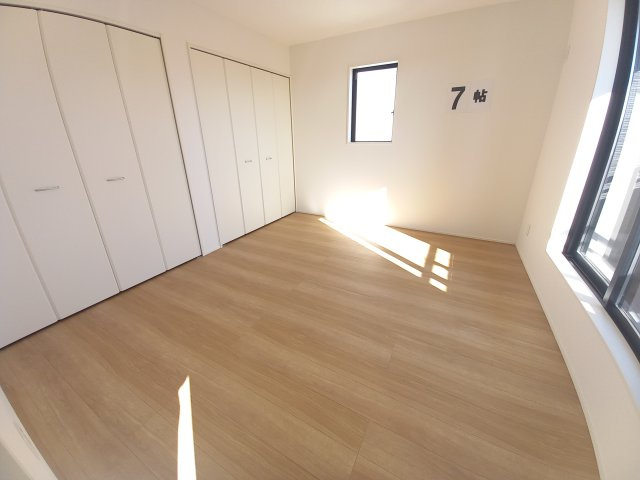 ◇泉町下川　3期　全5棟　5号棟　効率と利便性を意識した家事動線で過ごしやすい間取り♪の洋室|◆居室の写真です◆　寝室以外にも、趣味のお部屋にもお使いいただけます♪　子供部屋や主寝室などお部屋の使い分けができ、家族で暮らしやすいです！

