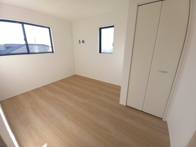 ◇泉町下川　3期　全5棟　5号棟　効率と利便性を意識した家事動線で過ごしやすい間取り♪の洋室|◆居室の写真です◆　柔らかい陽光が差し込む明るいお部屋を演出いたします♪　寝室にも、子供部屋にも、趣味のお部屋にもお使いいただけます♪

