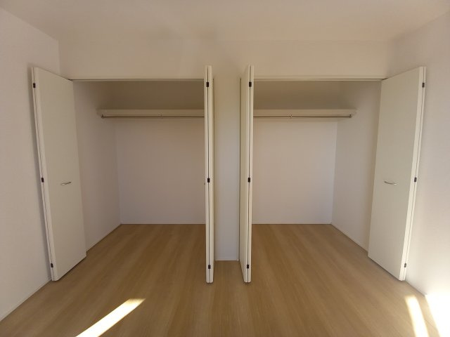 ◇泉町下川　3期　全5棟　5号棟　効率と利便性を意識した家事動線で過ごしやすい間取り♪の収納|◆収納スペースの写真です◆　衣類やカバンなどたっぷりと収納可能です！生活感のあるものを隠して置けるからお部屋をスッキリと見せやすいです。

