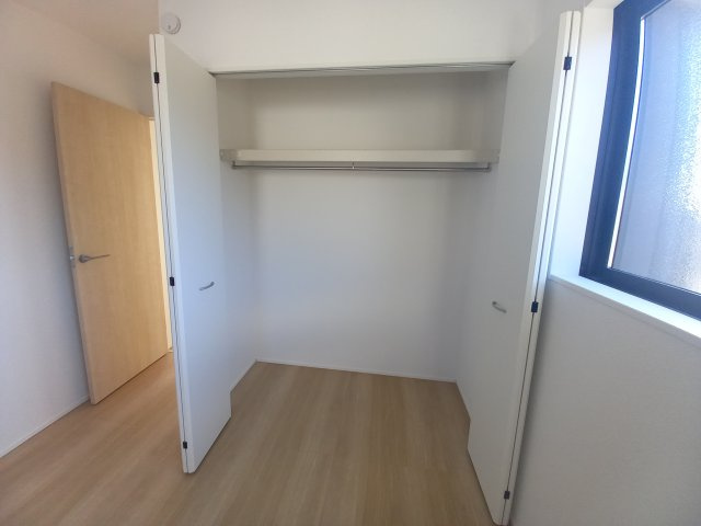 ◇泉町下川　3期　全5棟　5号棟　効率と利便性を意識した家事動線で過ごしやすい間取り♪の収納|同施工◆収納スペースの写真です◆　衣類やカバンなどたっぷりと収納可能です！生活感のあるものを隠して置けるからお部屋をスッキリと見せやすいです。





