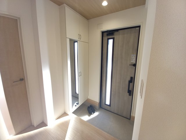 ◇泉町下川　3期　全5棟　5号棟　効率と利便性を意識した家事動線で過ごしやすい間取り♪の玄関|◆玄関の写真です◆
玄関ホールにシューズクロークがあると、靴だけでなくベビーカーや自転車、アウトドア用品などもしまうことができて便利です！ご家族が多くてもスッキリキレイに収納できますね♪

