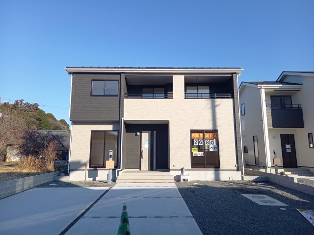 ◇泉町下川　3期　全5棟　5号棟　効率と利便性を意識した家事動線で過ごしやすい間取り♪の外観|◆外観の写真です◆　
過ごす時間が長いからこそ家族との繋がりが感じられるお家！　にぎやかな声で日々の会話も弾む楽しい空間となります。家に帰宅するのがより一層楽しみになりますね♪
