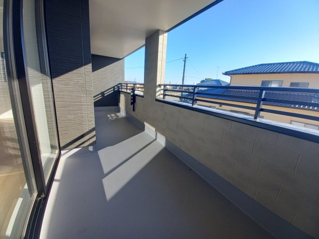 ◇泉町下川　3期　全5棟　5号棟　効率と利便性を意識した家事動線で過ごしやすい間取り♪のバルコニー|同施工◆バルコニーの写真です◆　
洗濯物から布団まで一度にたくさん干せて便利です♪
眺めのよいバルコニーで、あなただけのリラックスタイムを☆
