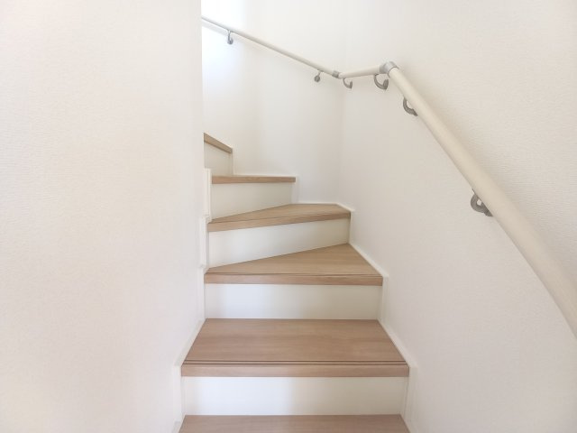 ◇泉町下川　3期　全5棟　5号棟　効率と利便性を意識した家事動線で過ごしやすい間取り♪の内装|◆階段の写真です◆　
階段は家族がほぼ毎日通る動線の為、安全上の配慮が必要です！
階段は手すり付きなので、小さなお子様からご年配の方まで安心ですね♪



