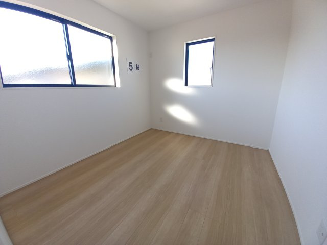 ◇泉町下川　3期　全5棟　5号棟　効率と利便性を意識した家事動線で過ごしやすい間取り♪のバルコニー|同施工◆バルコニーの写真です◆　日当たりも良く、屋根もしっかりありますのでお洗濯も快適です。急な雨が降っても安心です。お天気に左右されずに外出出来るのは嬉しいですね！